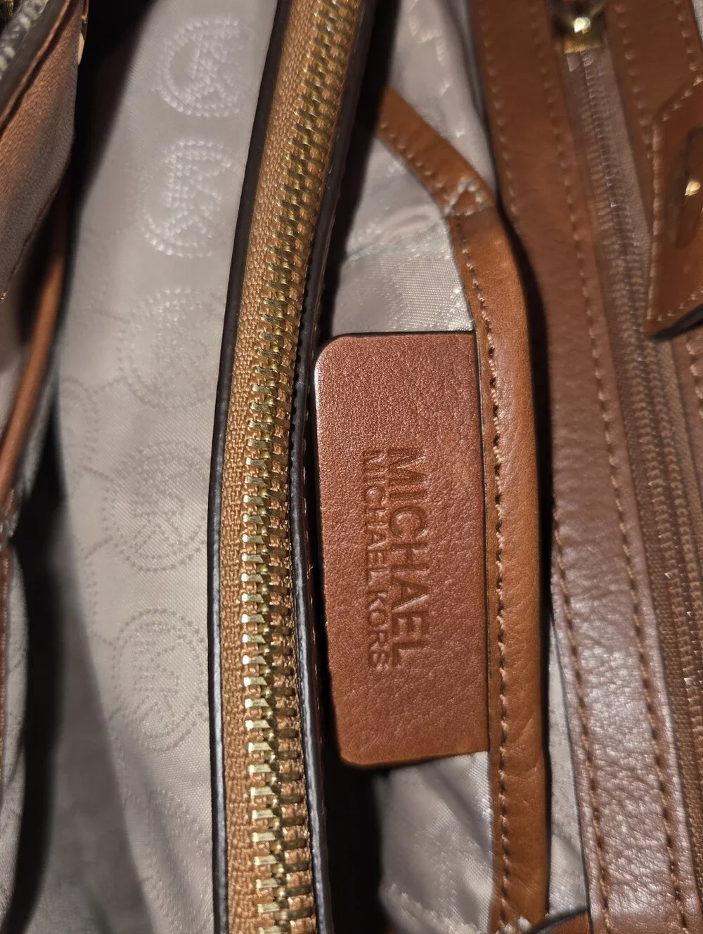 ✨ Gorgeous Michael Kors Cynthia Medium Satchel ✨